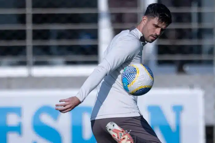 Héctor Hernández segue com futuro indefinido no Corinthians