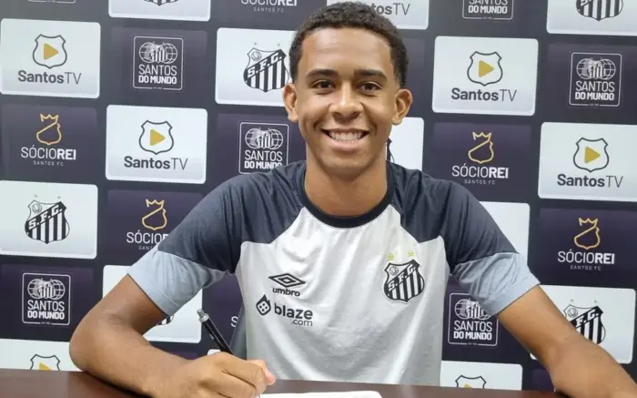 Santos renova com João Alencar, zagueiro de 18 anos, até 2030