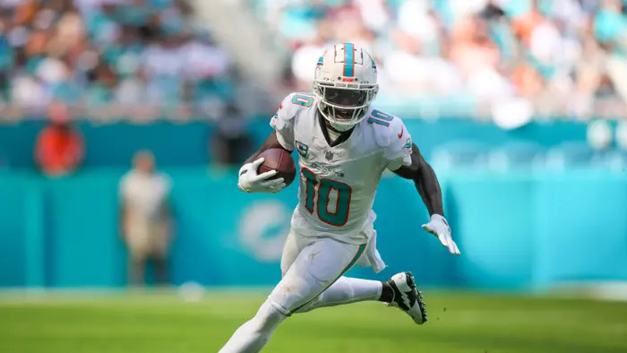 Tyreek Hill sofre lesão grave na perna