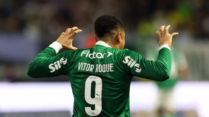 Vitor Roque encara polêmica com relação familiar