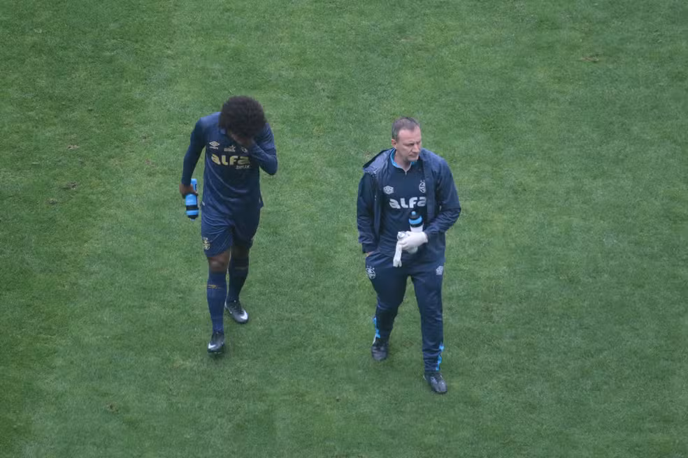 Willian sofre lesão séria no quinto metatarso do pé direito - Grêmio