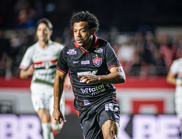 Vitória rescinde contrato com Romarinho - Vitória