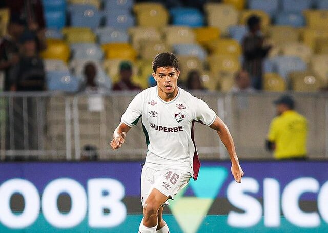 Botafogo tem interesse em jovem lateral do Fluminense