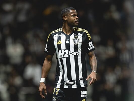 Júnior Santos passa por cirurgia e tendência é de retorno em 2026