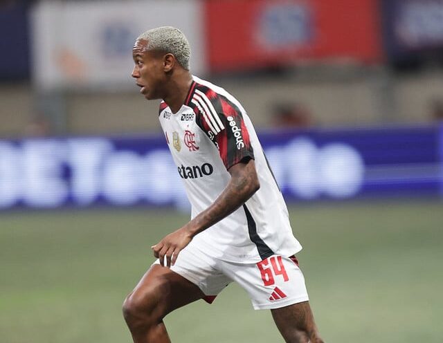 Flamengo multa Wallace Yan por expulsão no final de semana