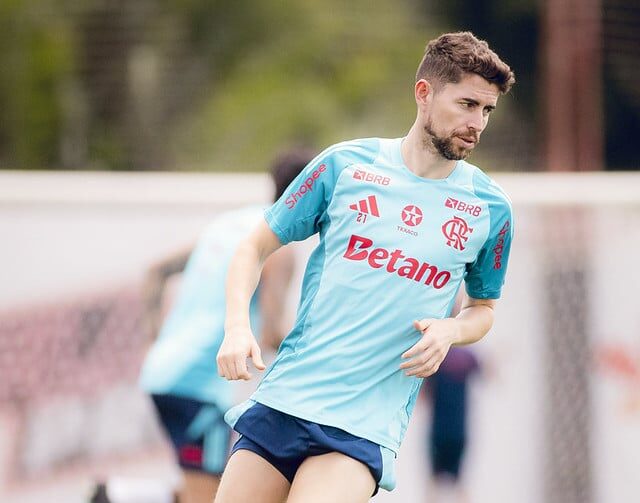 Jorginho comenta sobre jogos em gramado sintético