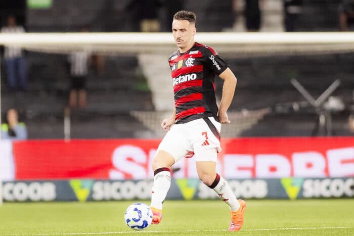 Exames detectam estiramento de ligamento do tornozelo em Léo Ortiz - Flamengo