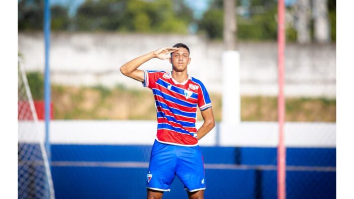 Fortaleza inicia transição de jovem zagueiro para o profissional