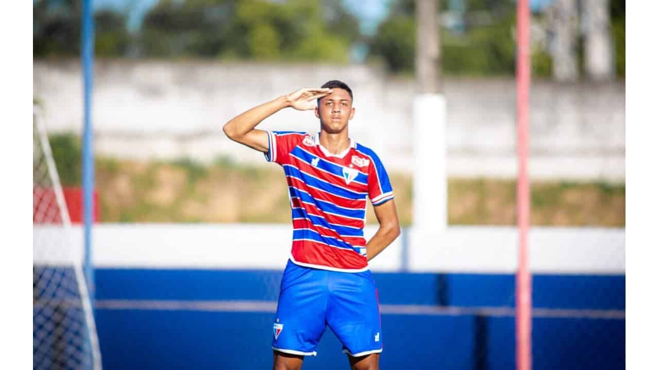 Fortaleza inicia transição de jovem zagueiro para o profissional - Fortaleza