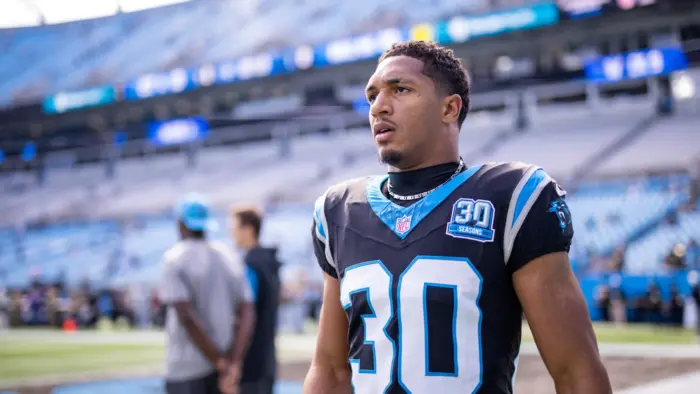 Chubba Hubbard está fora do duelo contra o Miami Dolphins