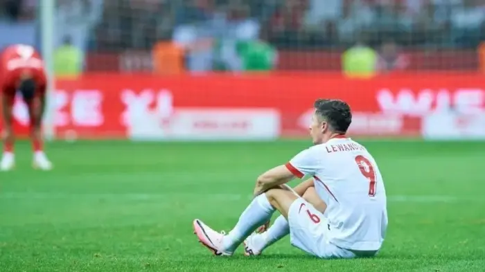 Lewandowski se lesiona pela Polônia e vira problema para o Barcelona