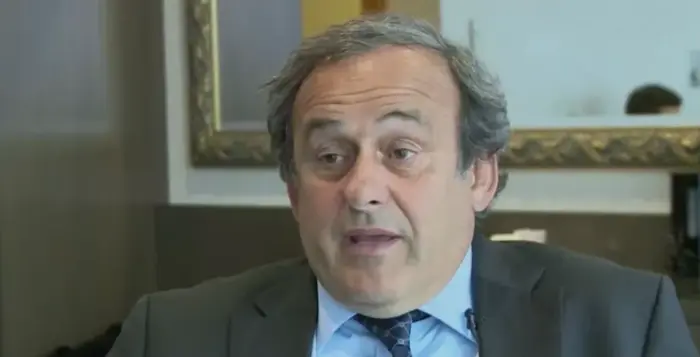 Michel Platini, ex-presidente da UEFA, critica implementação do VAR