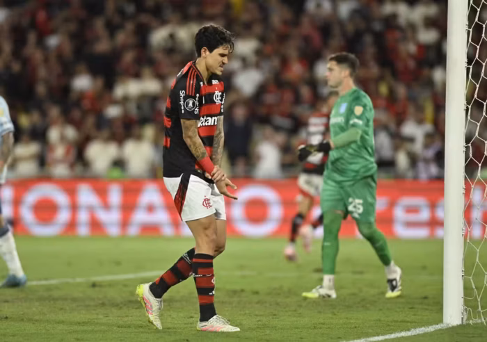 Pedro sofre lesão no antebraço e preocupa Flamengo - Flamengo