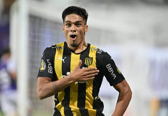 Peñarol estuda adquirir Arezo após fim de empréstimo