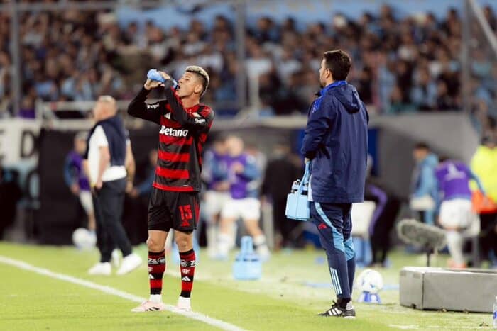 Flamengo confirma edema ósseo em Carrascal