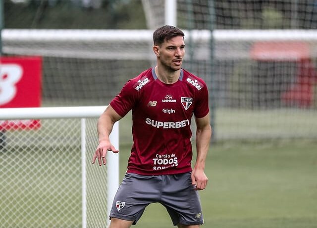 Cédric volta a treinar com bola