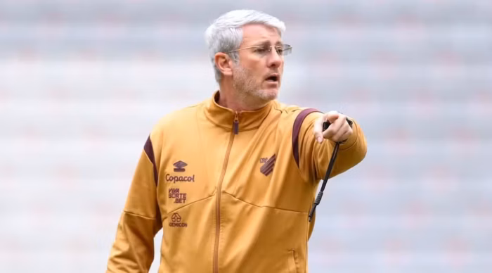 Athletico-PR encaminha renovação com Odair Hellmann