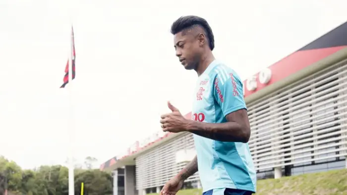 Bruno Henrique retorna ao time do Flamengo para encarar o Santos