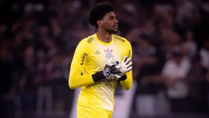 Hugo Souza volta a campo neste domingo