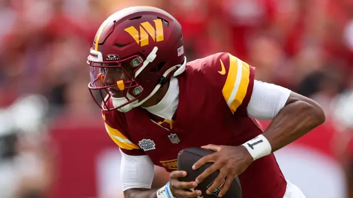 Jayden Daniels lesiona cotovelo contra Seattle Seahawks