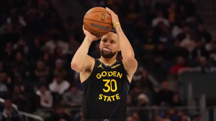 Stephen Curry bate marca de Michael Jordan em retorno