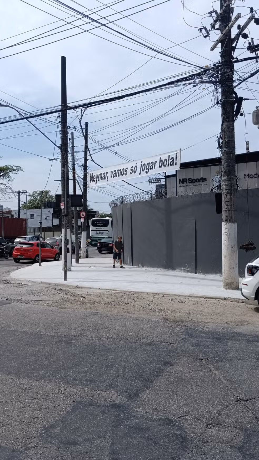 Torcida do Santos expõe faixa no CT cobrando Neymar - Santos