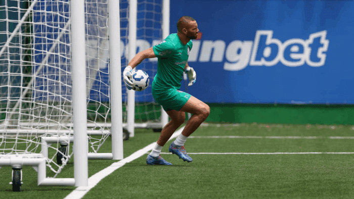 Weverton treina com bola no Centro de Treinamento do Palmeiras - Palmeiras