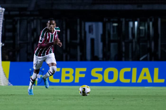 Zagueiro do Fluminense deixa o Mirassol para trás de última hora