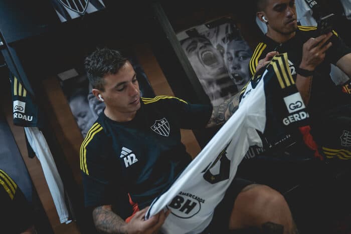 Corinthians avalia a contratação de Renzo Saravia - Corinthians