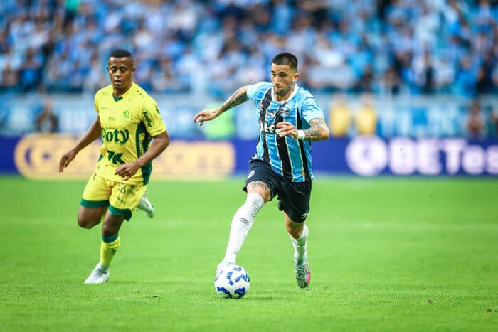 Grêmio avalia proposta do Nacional por Cristian Olivera