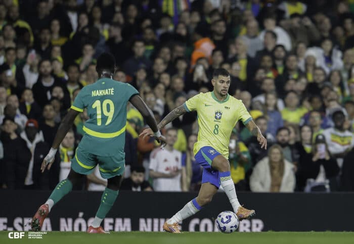 Bruno Guimarães recebe contato do Newcastle United por renovação