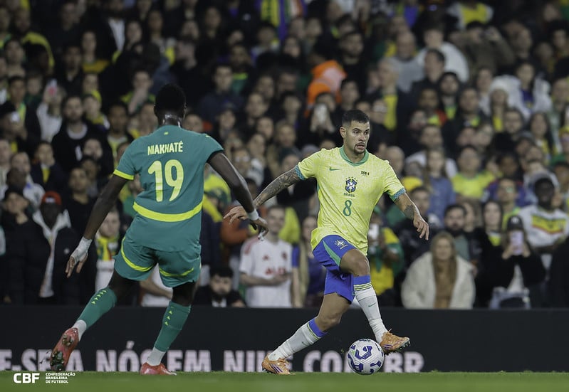 Bruno Guimarães recebe contato do Newcastle United por renovação - Futebol internacional