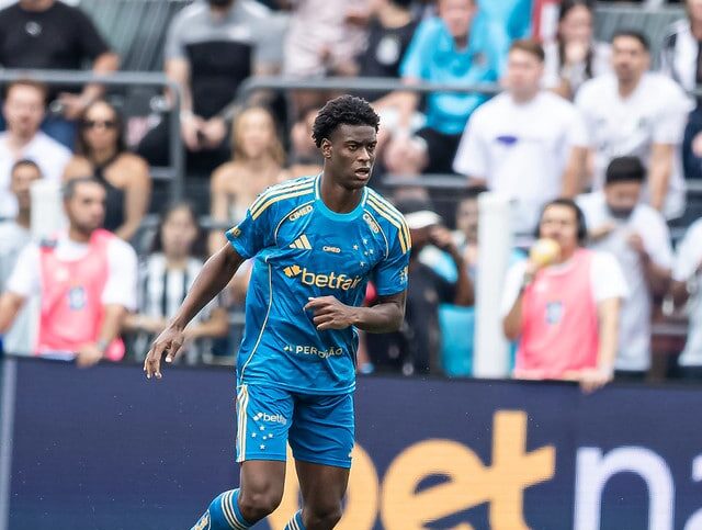 Zenit faz proposta por Jonathan Jesus - Cruzeiro