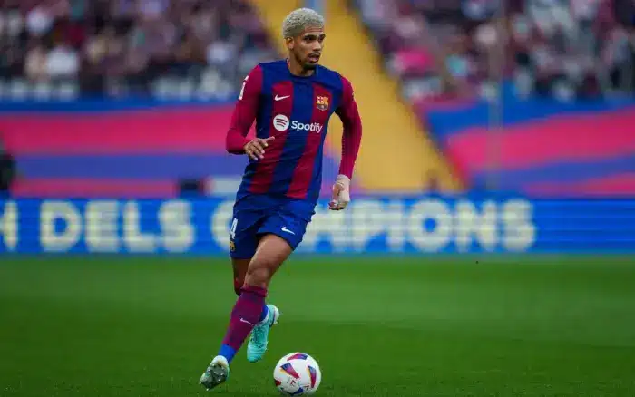 Ronaldo Araujo se afasta do Barcelona para resolver questões pessoais