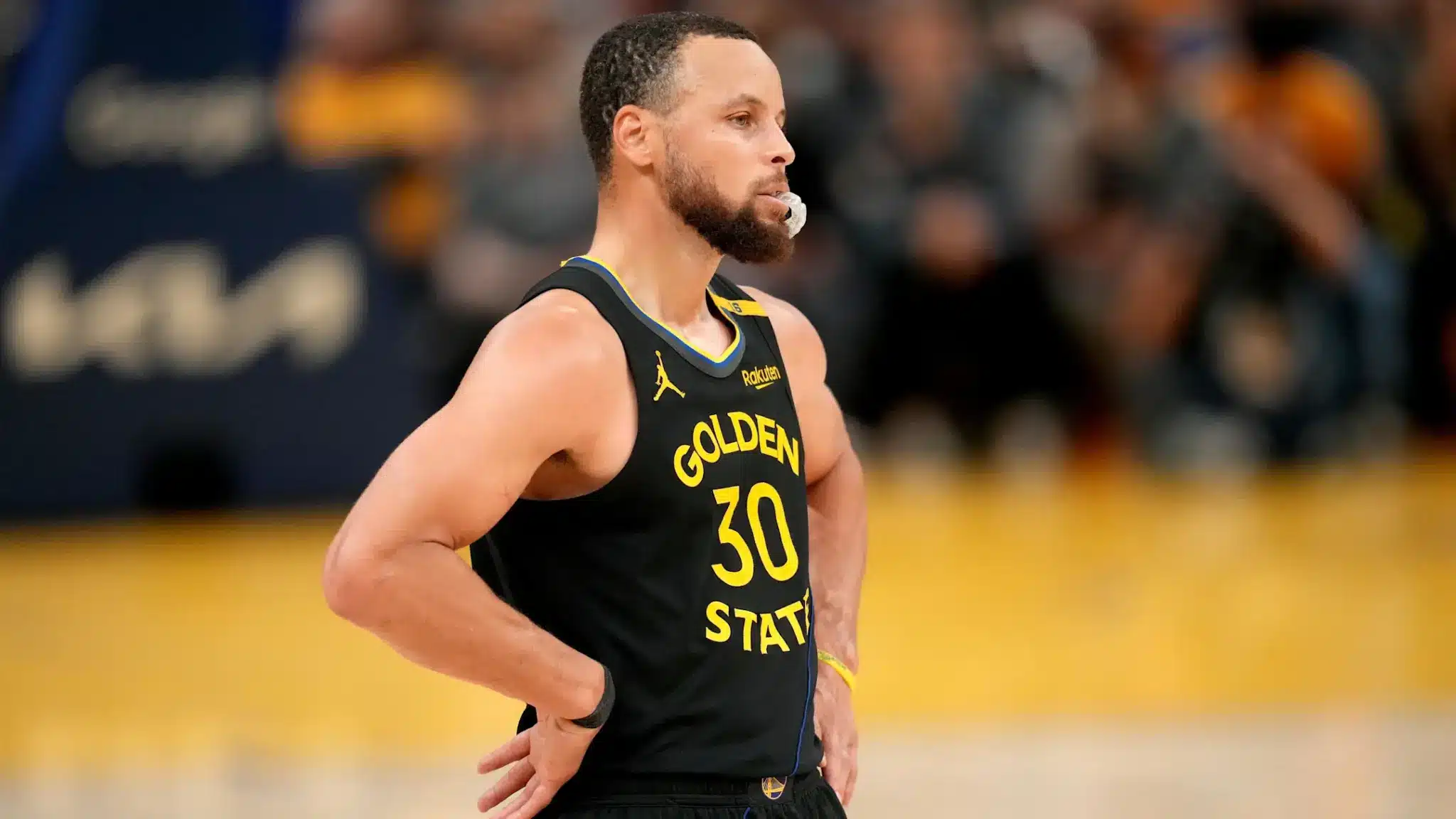 Stephen Curry segue de fora do Golden State Warriors - NBA