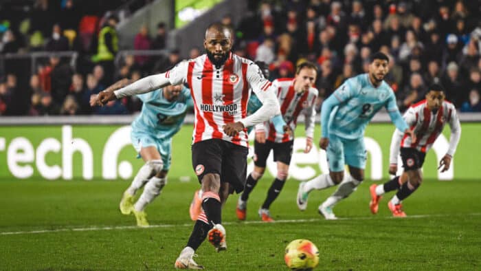 Igor Thiago recebe prêmio de Melhor Jogador do Mês de Novembro na Inglaterra