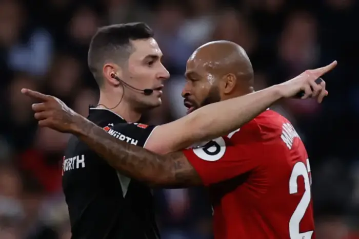 Zagueiro brasileiro recebe punição de seis partidas no Campeonato Espanhol - Futebol internacional